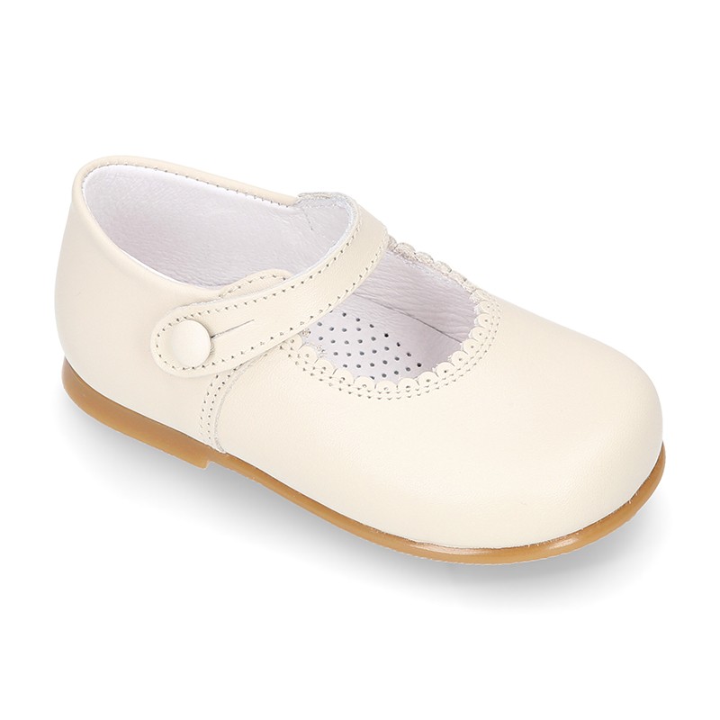 Clásicos zapatos de napa para niñas tipo Mary Jane con cierre de botón.